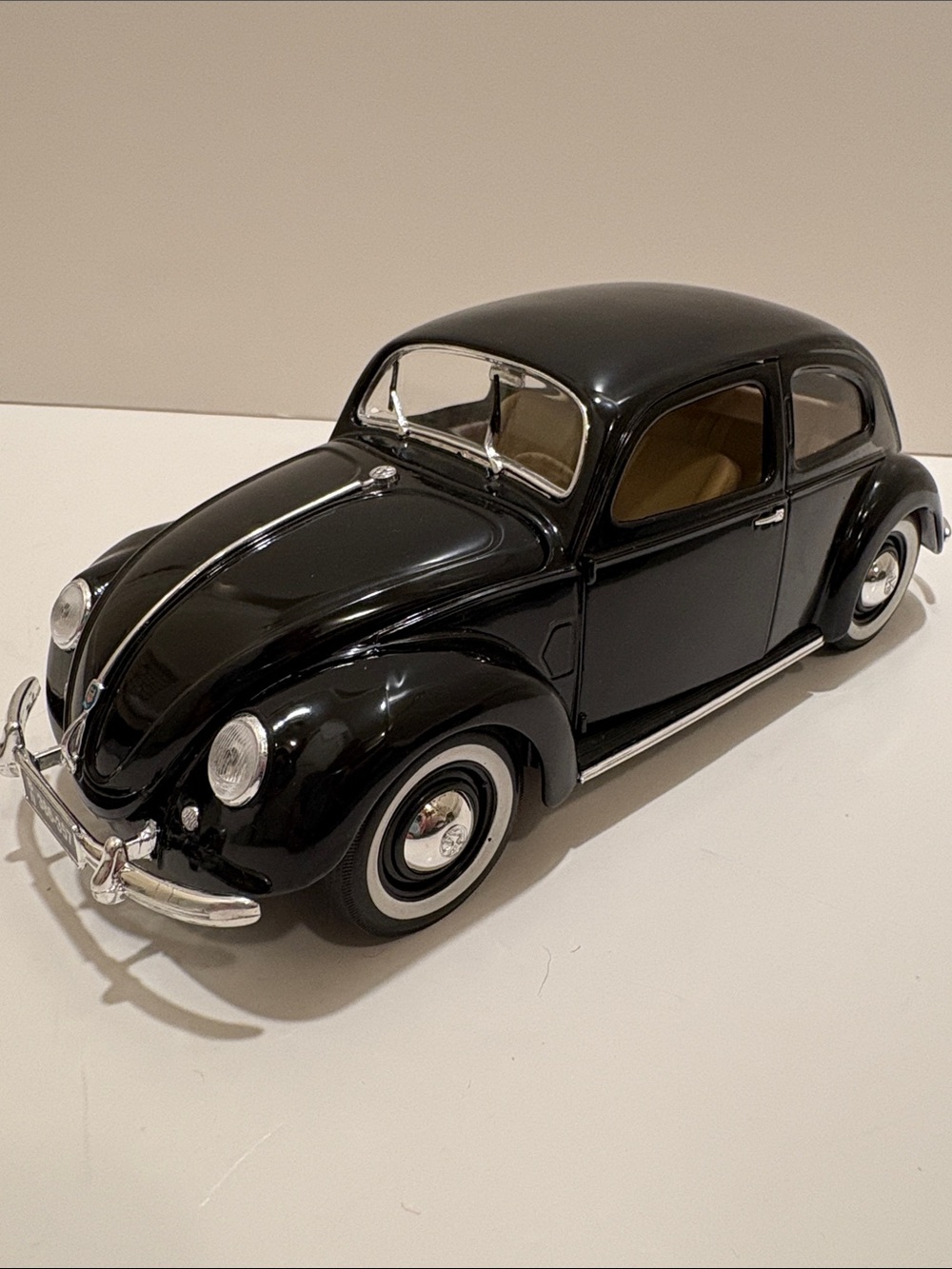 Maisto 1951 Volkswagen special edition. 1:18 scale. With original packaging.